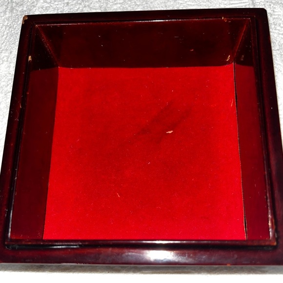 Vintage Elegant Mother of Pearl Inlay Art Piece Trinket Box Lacquered - Picture 3 of 9